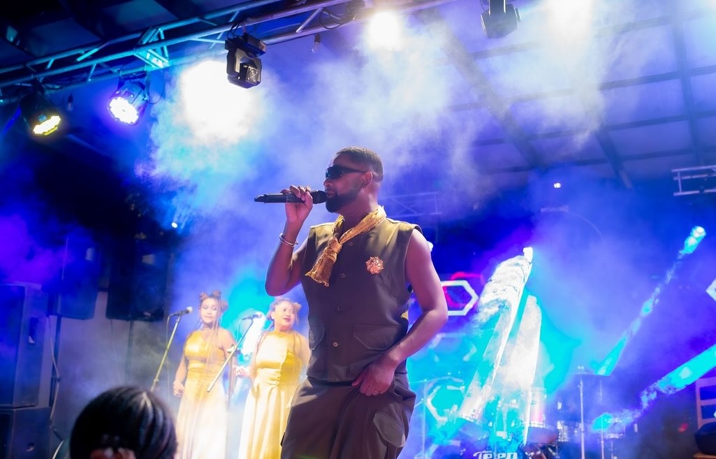 Artiste sur scène avec effets de fumée à L'Étoile de Mer Toliara
