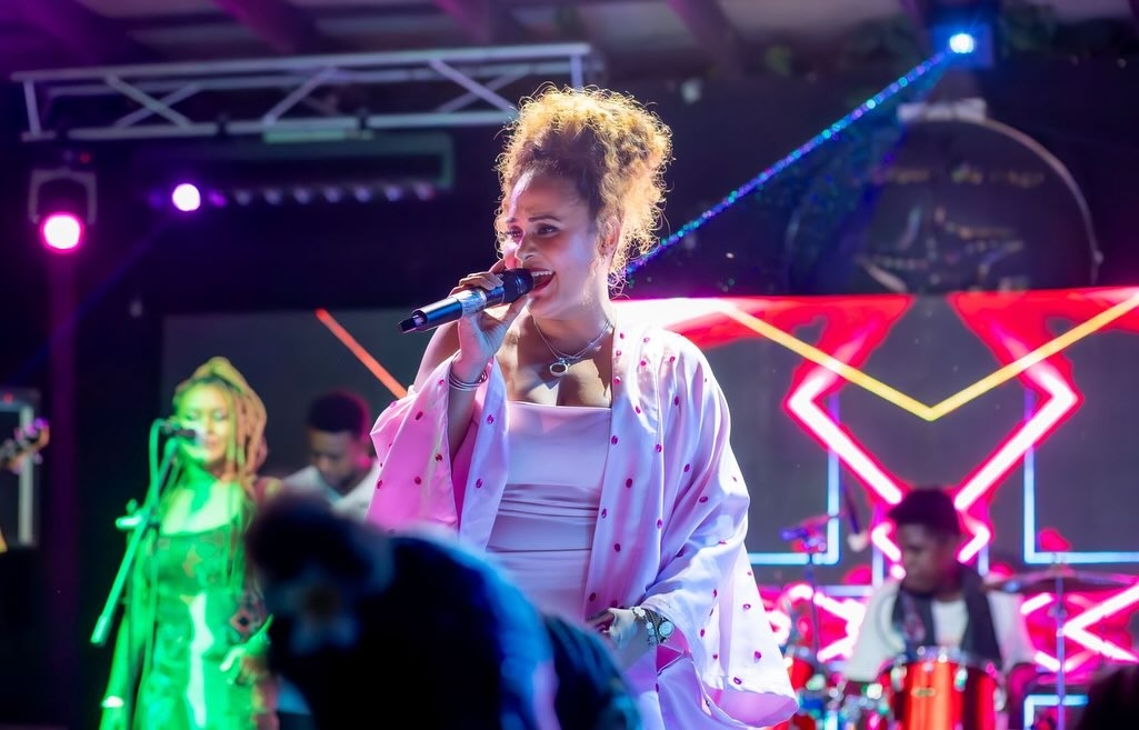 Artiste sur scène lors d'un concert à L'Étoile de Mer Toliara