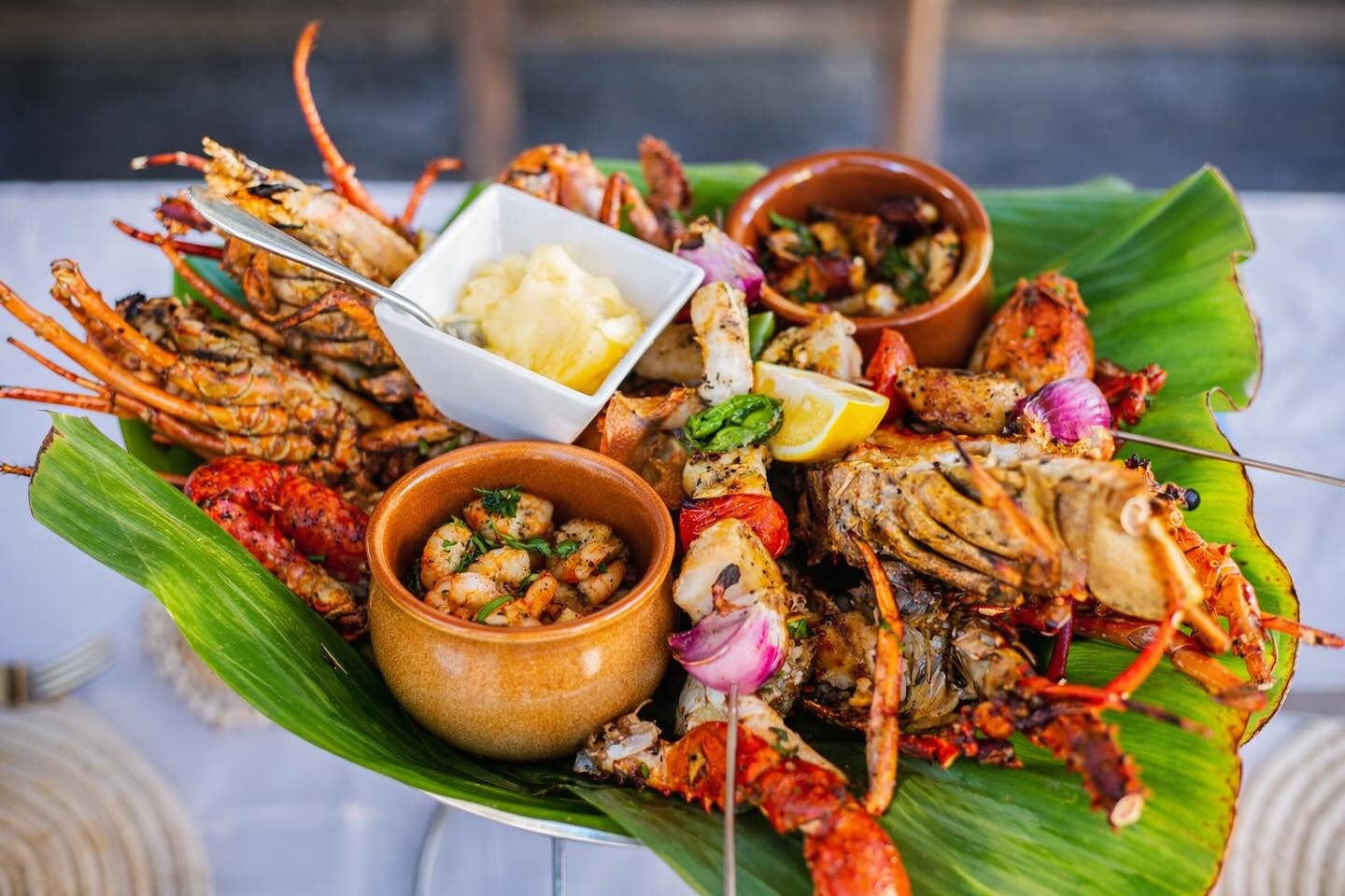 Plateau royal de fruits de mer avec langouste grillée et crevettes